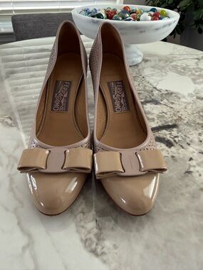 Salvatore Ferragamo Beige Patent Leather Bow Flats 👀